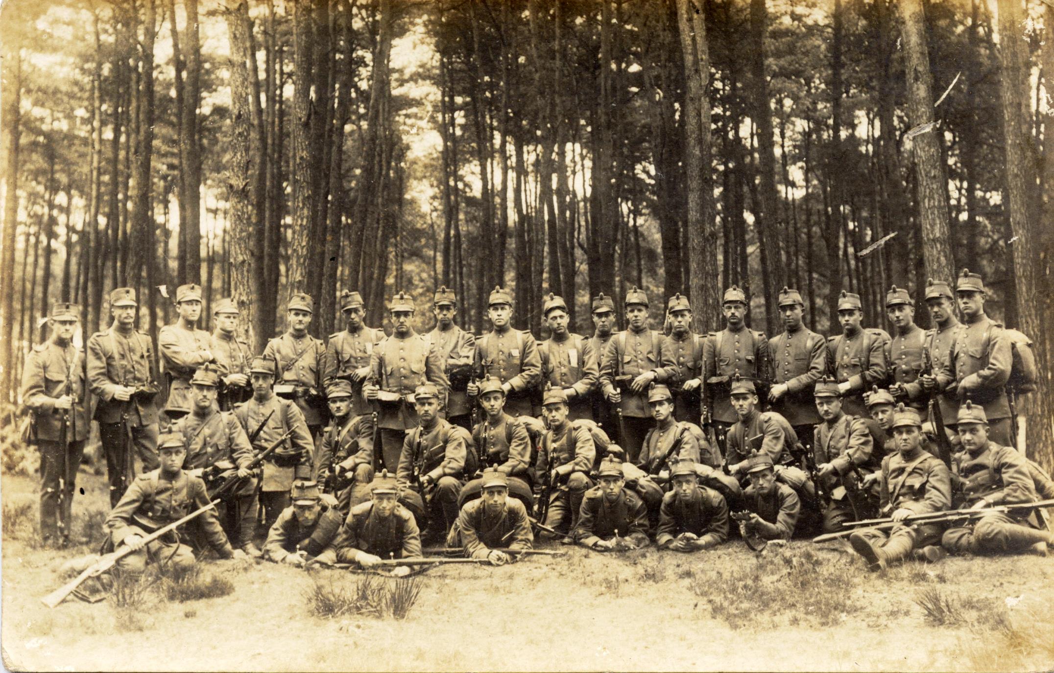 00918 Militairen in opleiding met op de bovenste rij staand derde van rechts Michiel Houtackers uit Horn 1914jpg